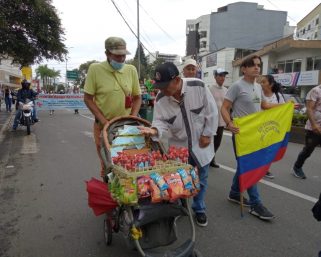 “Sabemos que nos ubicamos mal, pero necesitamos estar donde haya gente para vender”, señaló vendedor informal
