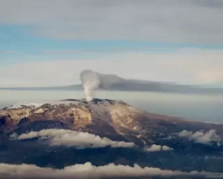 Luego de casi tres meses el Volcán Nevado del Ruiz bajó su nivel de actividad a amarillo