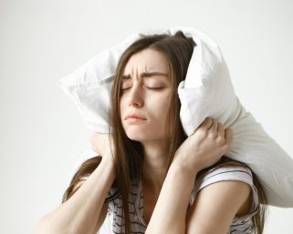 Riesgo de desarrollar síntomas depresivos aumenta si se duerme menos de cinco horas, según estudio
