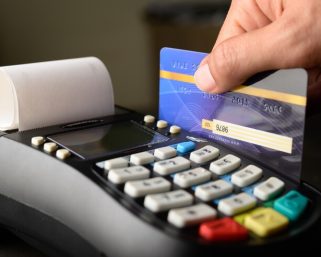 Los colombianos están utilizando menos las tarjetas de crédito por las altas tasas de interés