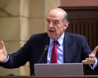 Tres meses suspendió la Procuraduría al canciller Álvaro Leyva por el lío de pasaportes