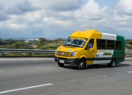Atracaron en La Paila bus que cubría la ruta Cali – Armenia: delincuentes se hicieron pasar como pasajeros; un herido