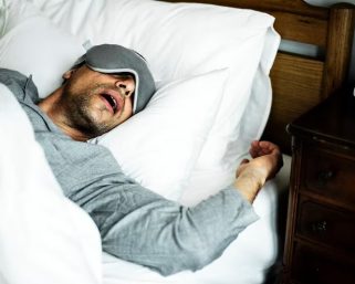 Un estudio sugiere que dejar de consumir carne podría ser beneficioso para evitar los ronquidos