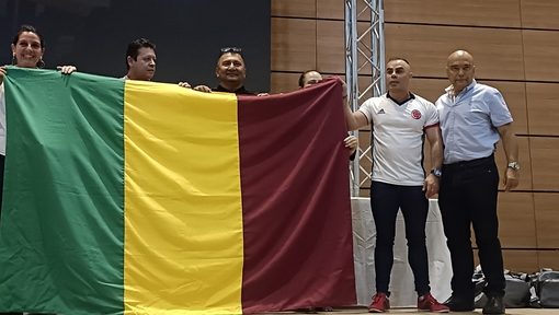 La delegación del Quindío, con su bandera en alto, se alista para participar en los Juegos Nacionales Cordemo, llevando consigo el orgullo y el espíritu deportivo de su región. 