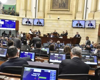 Pese a alerta de riesgo fiscal, reforma que incrementa transferencias a las regiones fue aprobada por el Senado