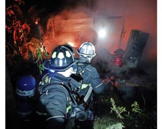 Vivienda en Armenia resultó en pérdida total tras incendio causado por una vela