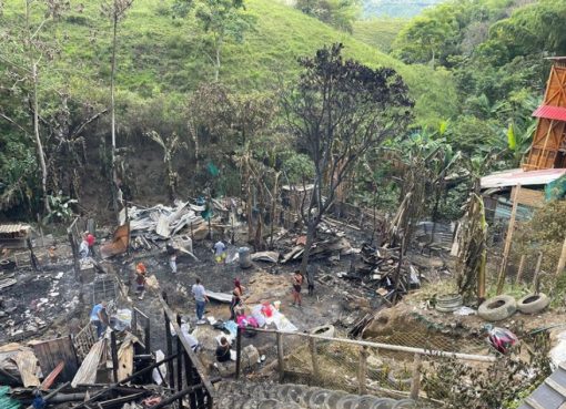 17 damnificados, un lesionado y siete casas consumidas tras incendio en Calarcá