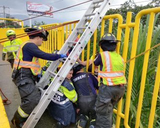Bomberos de Armenia evitan de nuevo que mujer se lanzara del puente La Florida