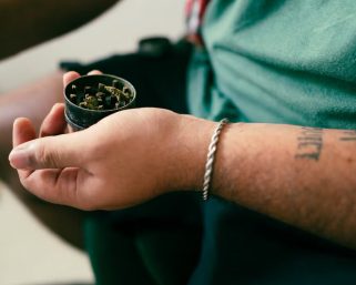 Un reciente estudio sugiere que el consumo de cannabis podría estar relacionado con el desarrollo de episodios de psicosis