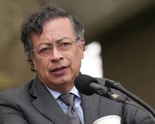 Petro denuncia ‘plan pérfido’ de farmacéuticas para acaparar medicamentos