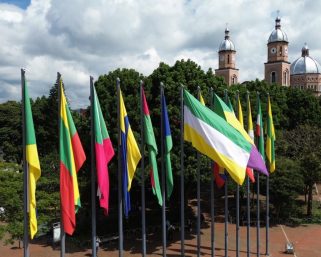 ¡Luto en el Quindío! A media asta se izan las banderas en la plazoleta de La Quindianidad por tragedia vial en Calarcá