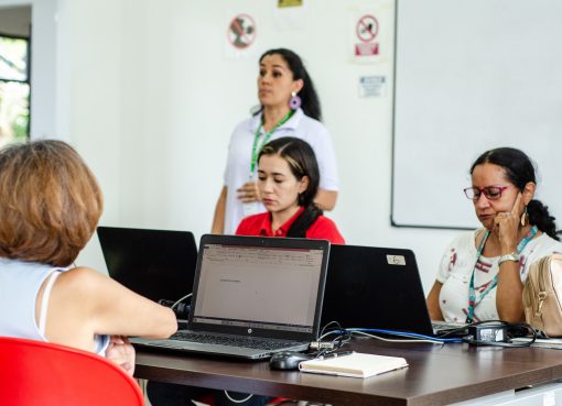 Empoderamiento económico femenino: 39 emprendedoras de Armenia se capacitan en marketing digital para impulsar sus negocios