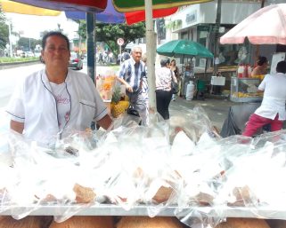 Entre el trabajo y el hogar: el incansable esfuerzo de Diana González, vendedora de frutas, para sacar adelante a sus seis hijos en Armenia