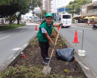 Olga Lucía Buriticá, jardinera que embellece a Armenia y cultiva un futuro para sus hijos