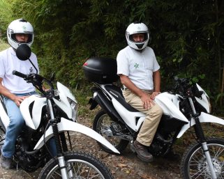Con la entrega de dos motocicletas a instructores, el SENA fortalece formación rural en el Quindío