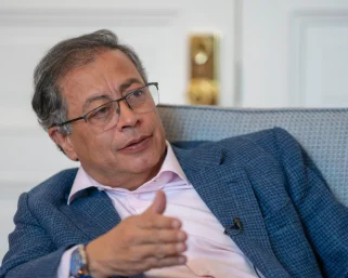 Petro afirma que ‘Iván Mordisco’ habría resultado herido en combate, desmintiendo reportes de su muerte