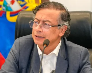 Desaprobación del presidente Petro sube al 64 %, según reciente encuesta Invamer