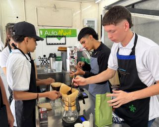 Estudiantes de Cámara Junior de Armenia llevaron el arte del café del aula a la taza en jornada académica y cultural