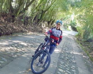 Con código QR y bicicleta, Gloria López transforma su negocio de arena para gatos y se alista para Mujeres TIC 2025