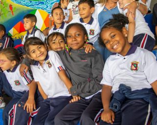 Más de 33 mil estudiantes regresan a clases en Armenia con PAE y transporte escolar asegurados