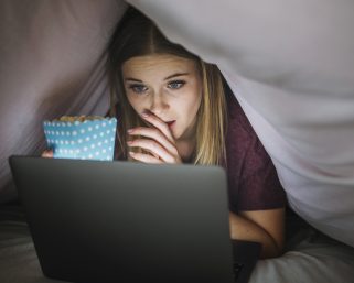 Un estudio señala que pasar demasiado tiempo frente a pantallas podría tener un impacto negativo en el sueño y la salud mental de los adolescentes