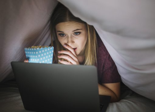 Un estudio señala que pasar demasiado tiempo frente a pantallas podría tener un impacto negativo en el sueño y la salud mental de los adolescentes