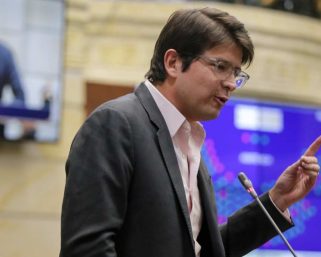 Precandidato presidencial Miguel Uribe permanece en condición crítica, pero muestra ‘respuesta al manejo instaurado’