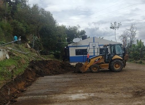 Avanzan labores de limpieza y remoción de material en escuela rural del municipio de Buenavista tras emergencia registrada en abril