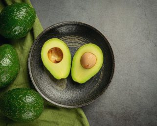 Nuevo estudio vincula el consumo diario de aguacate con mejora en el sueño y en la salud cardíaca