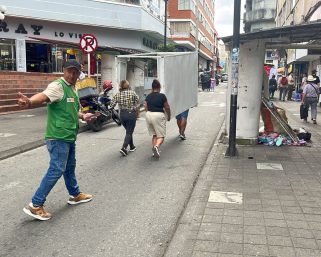 En Armenia desmontan estructuras no autorizadas en módulos del centro de la ciudad