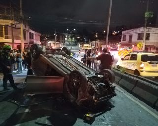 Vehículo particular se volcó en el barrio Los Álamos de Armenia: tres mujeres lesionadas
