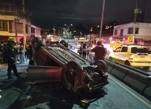 Vehículo particular se volcó en el barrio Los Álamos de Armenia: tres mujeres lesionadas