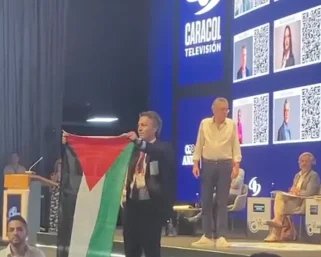 Abucheado en congreso de la Andi: Daniel Quintero irrumpió con bandera de Palestina tras no haber sido invitado al evento