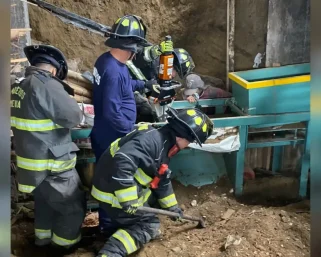 Rescatado obrero en el centro de Armenia tras deslizamiento de tierra