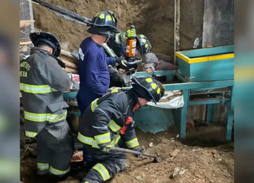 Rescatado obrero en el centro de Armenia tras deslizamiento de tierra