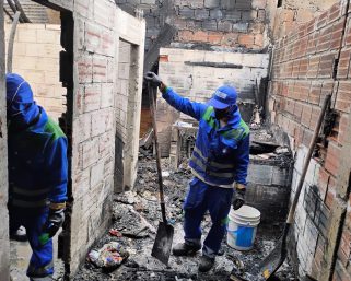 Área Limpia apoyó labores de limpieza tras incendio en el barrio La Isabela, en Montenegro