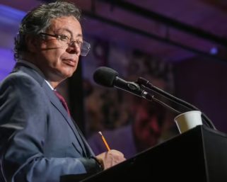 Petro rechaza la sanción del CNE a su campaña por violación de topes electorales