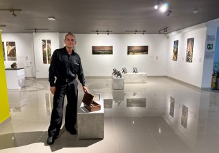 La antigua estación del ferrocarril de Armenia revive en la exposición ‘Corazón de Hierro’, del artista César Martínez