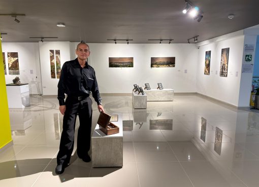 La antigua estación del ferrocarril de Armenia revive en la exposición ‘Corazón de Hierro’, del artista César Martínez