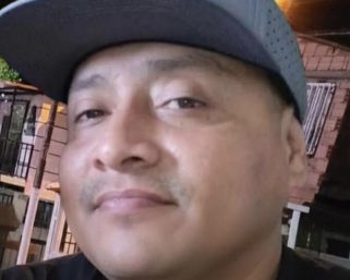 Pánico en Nueva Tebaida: Ataque sicarial deja un muerto y dos lesionados mientras compartían en la calle