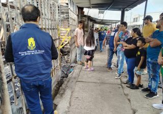 Alcaldía de Armenia entrega asistencia humanitaria a damnificados por incendio en La Fachada