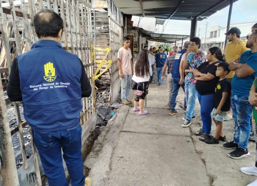 Alcaldía de Armenia entrega asistencia humanitaria a damnificados por incendio en La Fachada