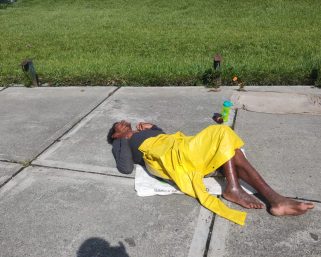 Drama humano en el Estadio Centenario: Hombre con movilidad reducida completa cinco días a la intemperie