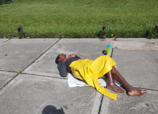 Drama humano en el Estadio Centenario: Hombre con movilidad reducida completa cinco días a la intemperie