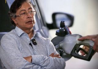 Presidente Petro anuncia descenso en los precios de la gasolina