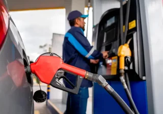 Gasolina en Colombia sube $90 pesos en promedio por galón tras actualización de precios para enero de 2026