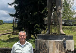 Oficial: La emblemática estatua de John Lennon regresa a la Posada Alemana en el Quindío