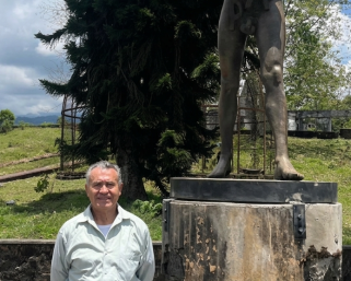 Oficial: La emblemática estatua de John Lennon regresa a la Posada Alemana en el Quindío