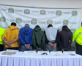 Contundente golpe al microtráfico en Circasia: cinco capturados y arsenal incautado