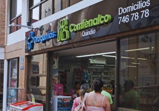 Sanción millonaria a Comfenalco Quindío por sobrecostos de hasta el 400% en medicamentos